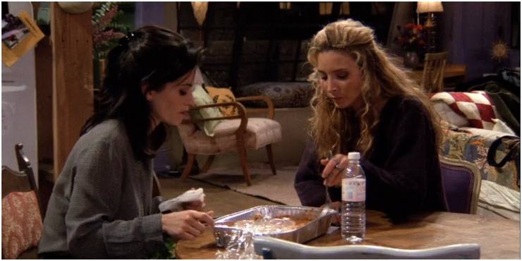 Lisa-Kudrow-as-Phoebe-and-Courtney-Cox-as-Monica-in-Friends.jpg (740×370)