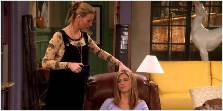 Lisa-Kudrow-as-Phoebe-and-Jennifer-Aniston-as-Rachel-in-Friends.jpg (740×370)