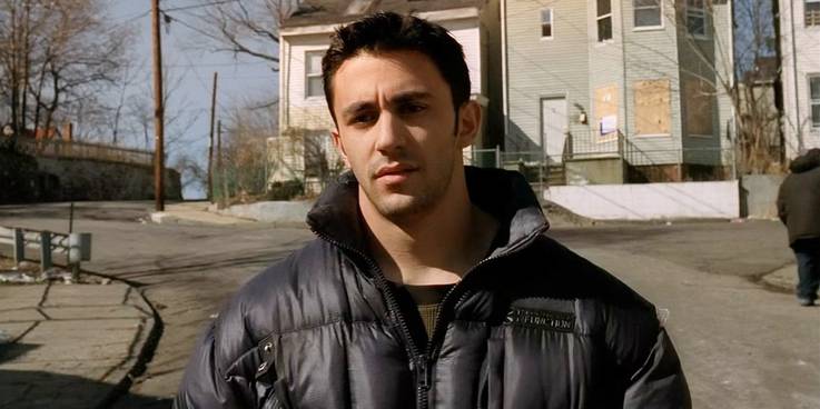 Jackie Aprile Jr. caminando por la calle en Los Sopranos