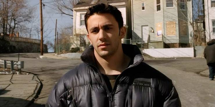 Jackie April Jr. chůze po ulici v Sopranos