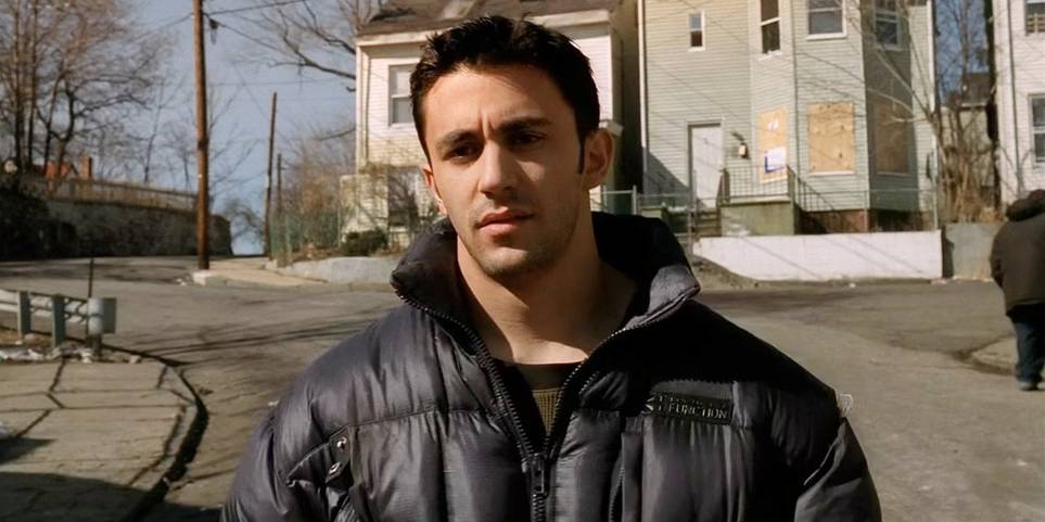 Jackie Aprile Jr. chůze po ulici v Sopranos
