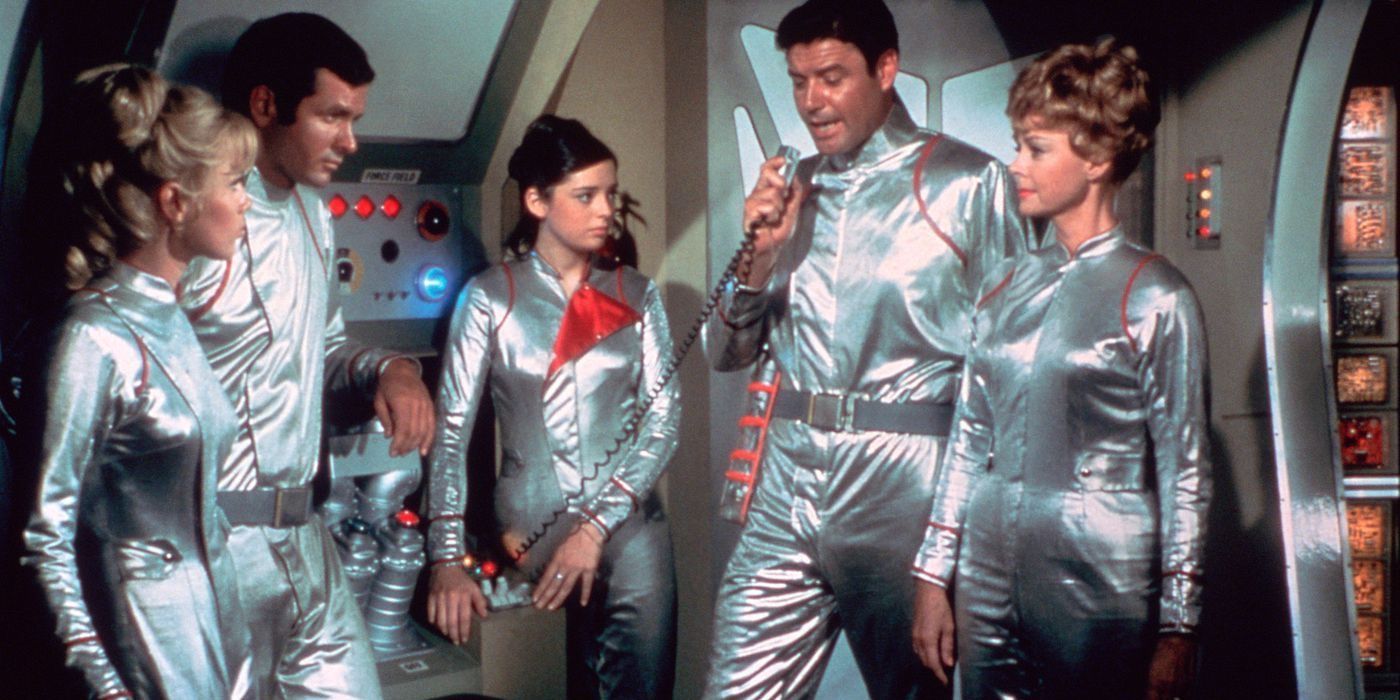 Американский фантастический. Lost in Space сериал 1965. Затерянные в космосе фильм 1965. Космические робинзоны сериал 2018. Затерянные в космосе фильм 1968.