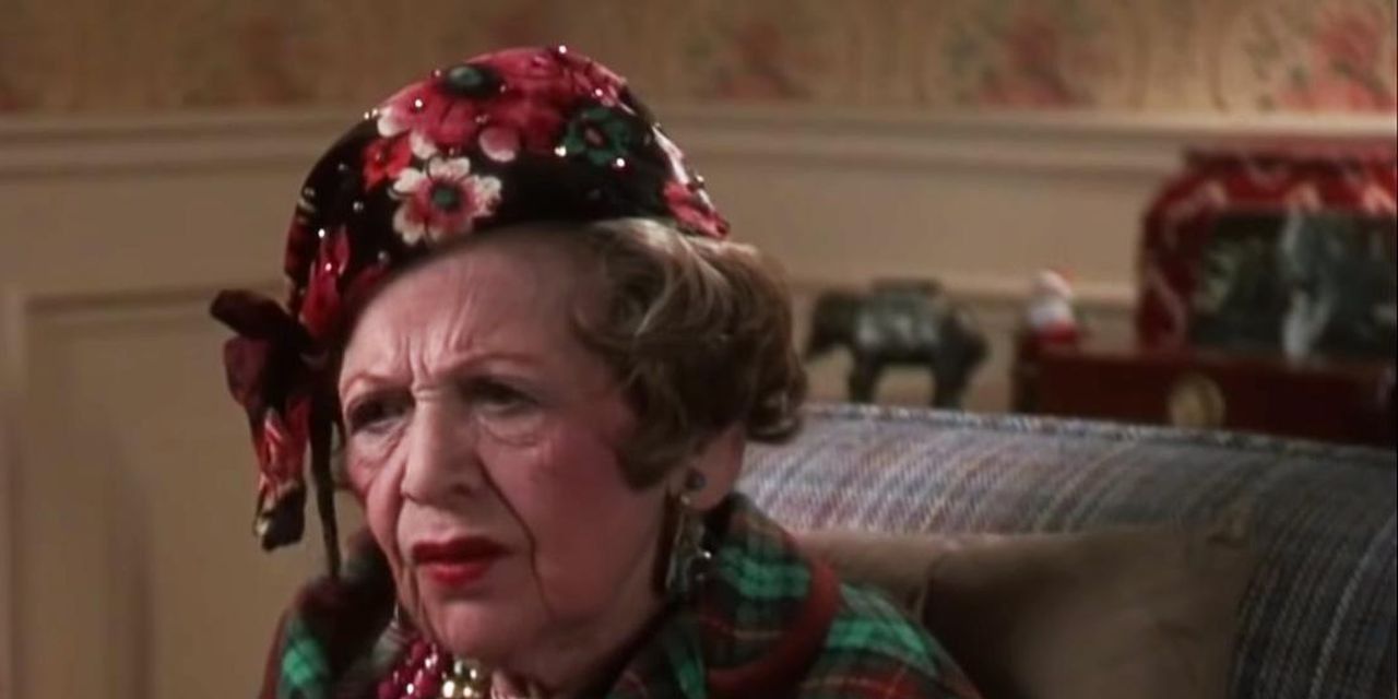 When everyone is about to have dinner, they ask Aunt Bethany to say grace