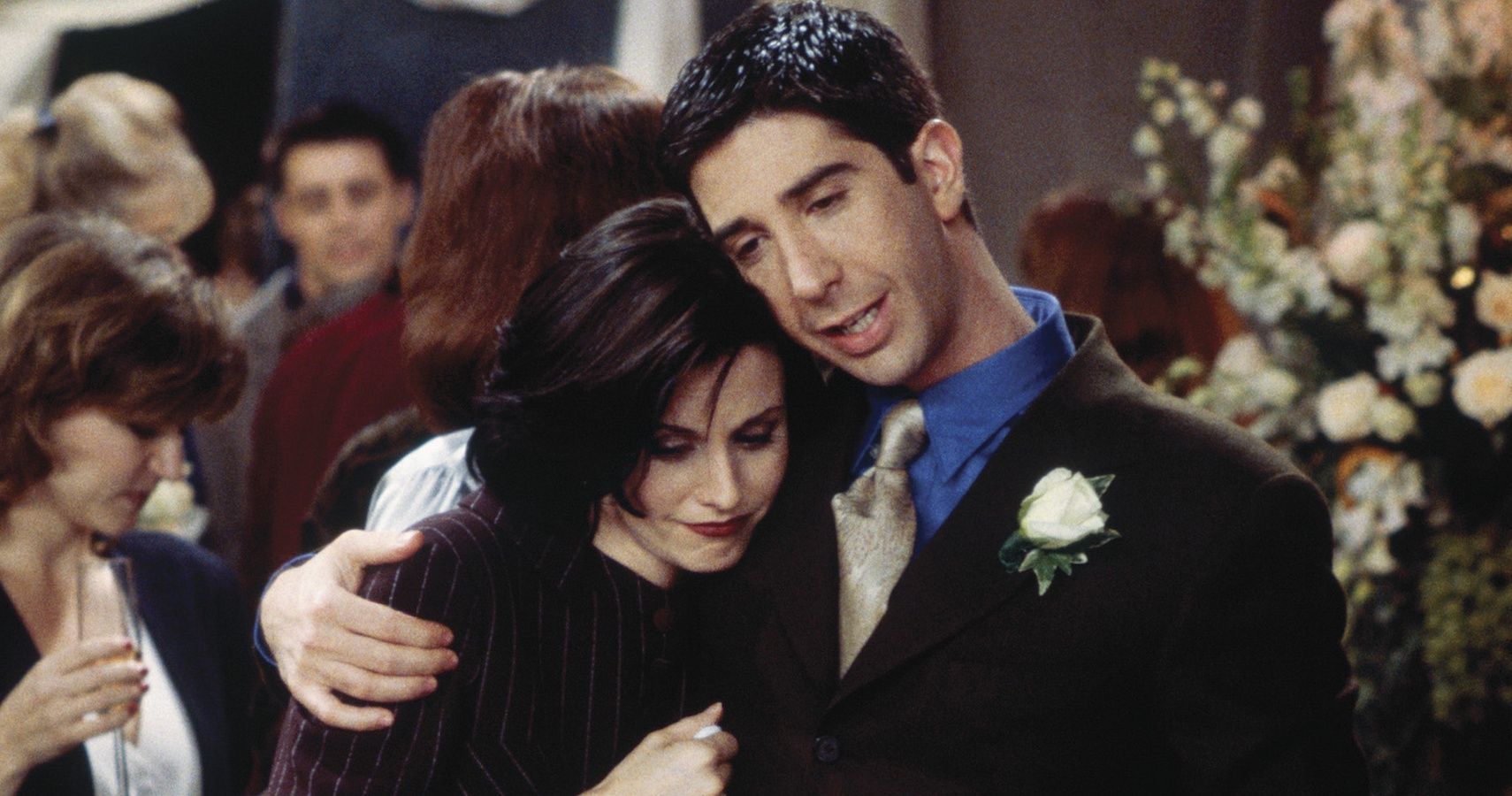Friends: 5 Best Things Monica Did For Ross (& 5 He Did For Her)