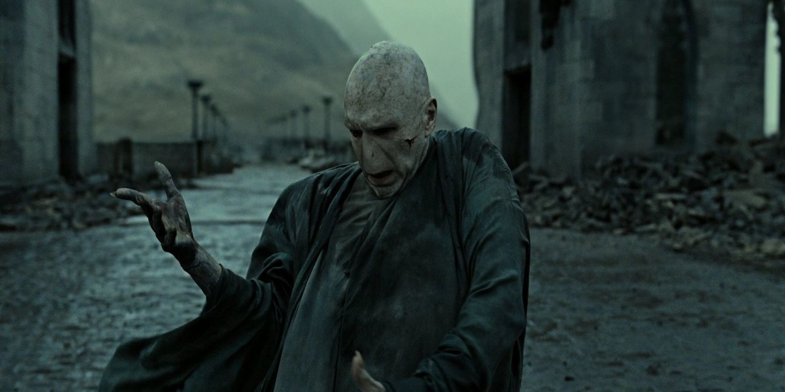 Гарри поттер и лили поттер и воландеморт. Волан де морт скрюченный. Гарри поттер смерть волан де морта. Убьют ли воландеморта. Волан де морт убивает гриндевальда.