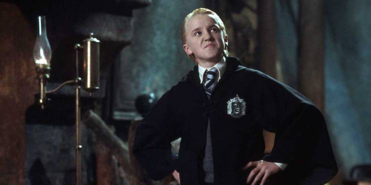 Draco Malfoy luce orgulloso y arrogante en la sala común de Slytherin