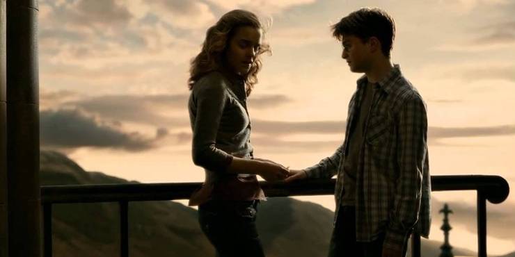 Hermione le quita a Harry el falso relicario de Horrocrux en el balcón del despacho de Dumbledore