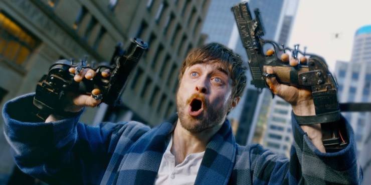 Daniel Radcliffe mit Pistolen in den Händen im