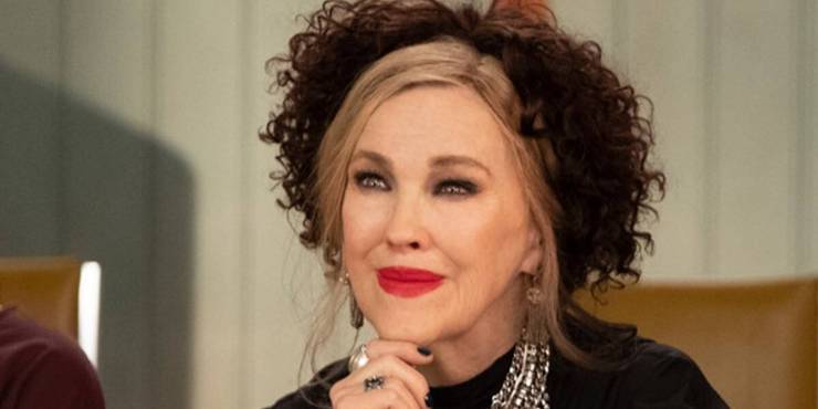 Schitt S Creek Moira S 10 Best Wigs Ranked Screenrant
