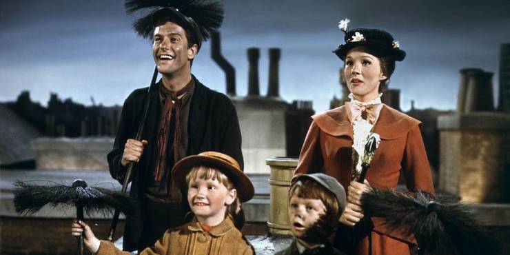 Mary Poppins (Julie Andrews) en Bert (Dick Van Dyke) met de kinderen van Banks in "Mary Poppins."