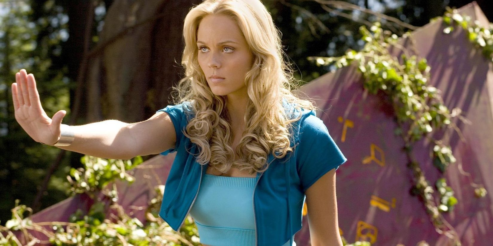 Smallville Actor Laura Vandervoort Really Hated Her Supergirl Wardrobe 