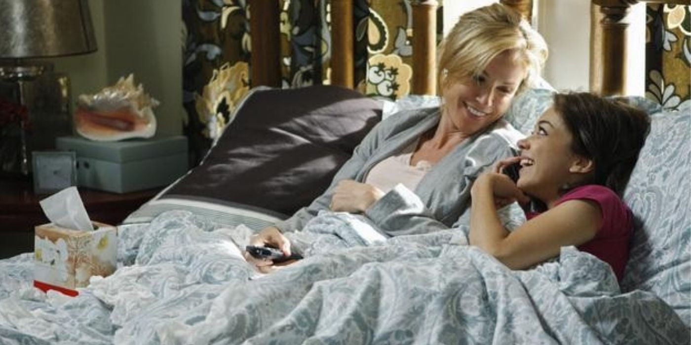 Claire and haley in bed while sick modern family