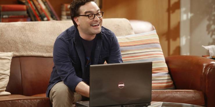 The-Big-Bang-Theory-Leonard-On-His-Laptop-at-the-Apartment.jpg (740×370)
