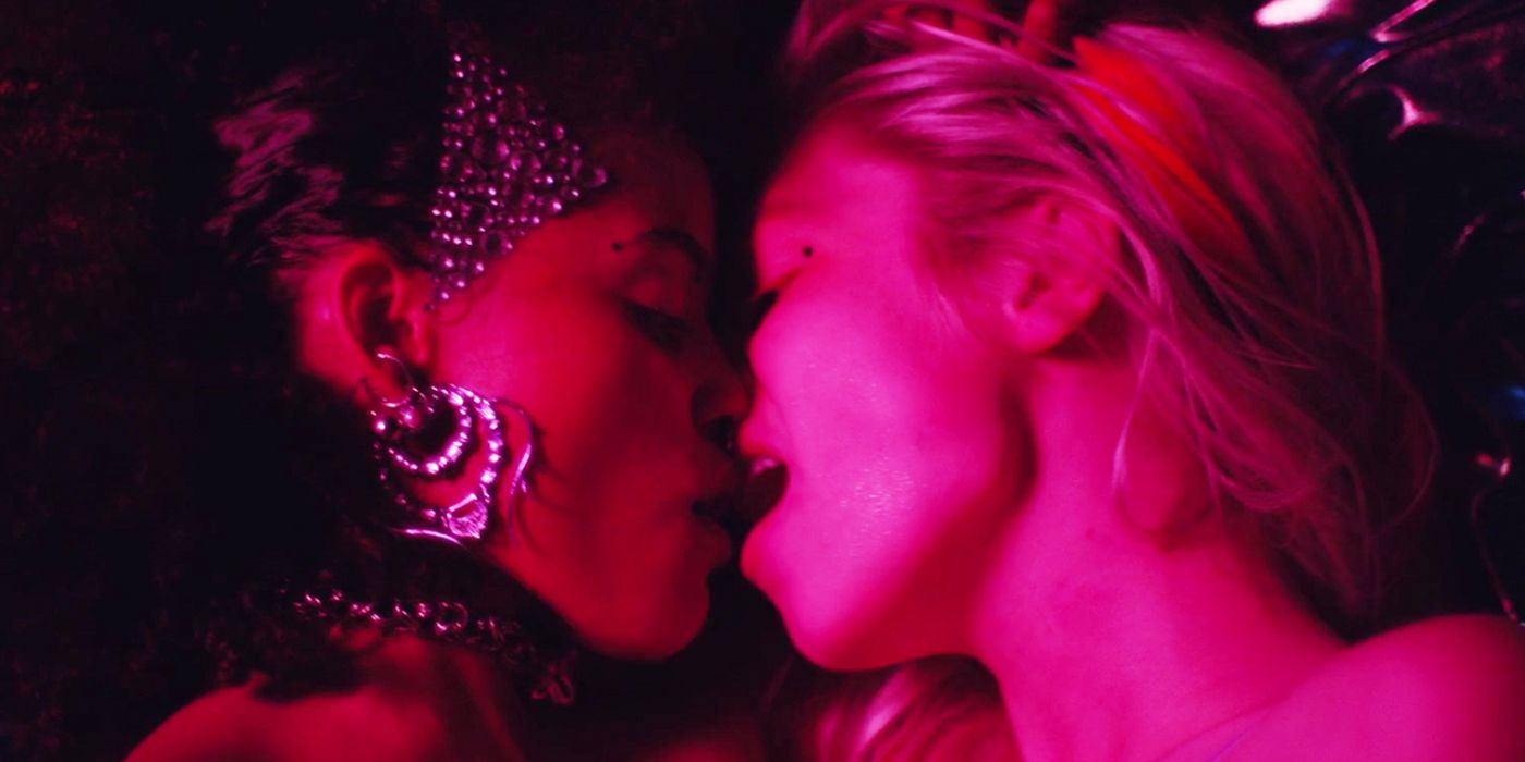 Anna and Jules kissing in Euphoria