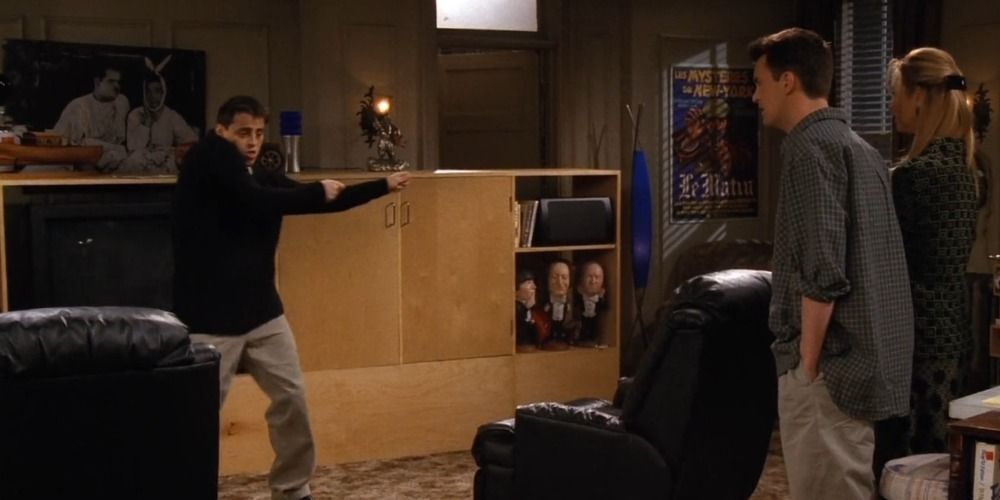 Friends 10 Things That Make No Sense About Chandler Joey S Apartment