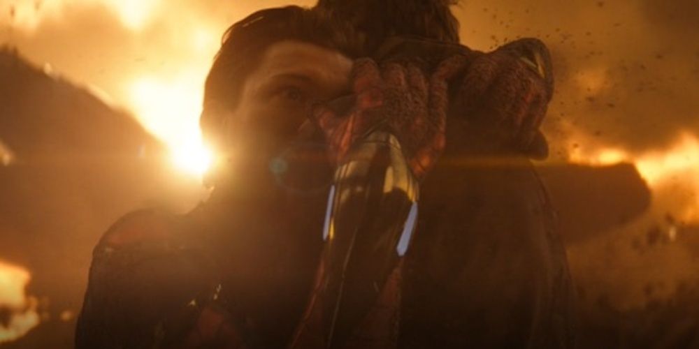 Peter Parker dies in Tony Starks arms in Avengers Infinity War Cropped 1