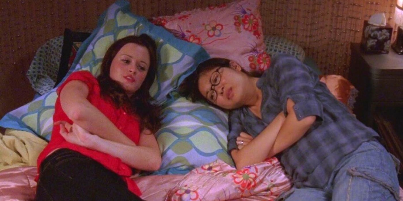 Land and Rory lying on the bed on Gilmore Girls