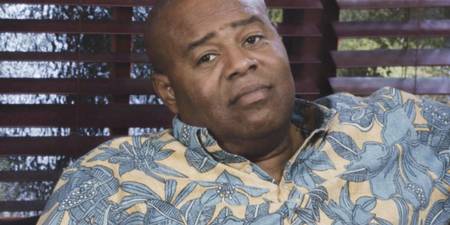 Lou Grover seduto e sportive stanco di espressione