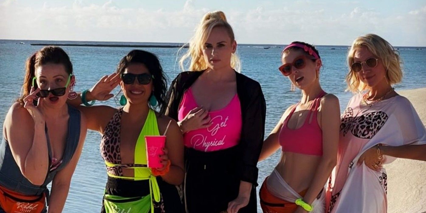 Pitch Perfect Cast Reunites In Beach Photo For Movie S Anniversary