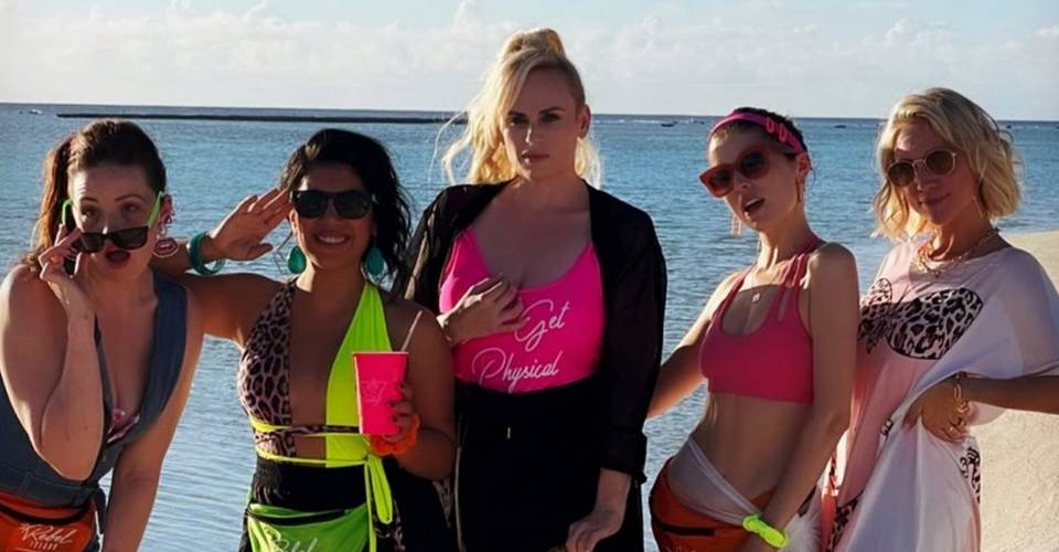 Pitch Perfect Cast Reunites In Beach Photo For Movie S Anniversary Pitch Perfect Cast Reunites In Beach Photo For Movie S Anniversary