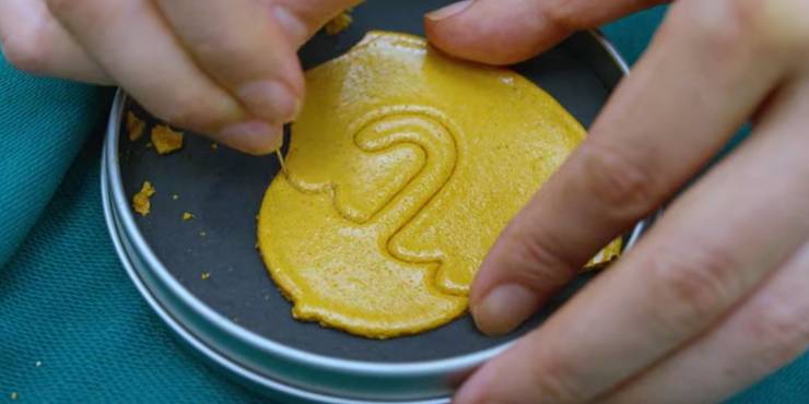 Squid Game: Selfless Things Characters Did, Ranked 15 Mi-Nyeo Gave Deok-Su The Lighter