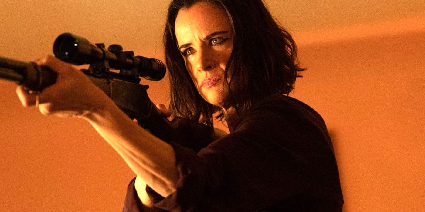 Juliette Lewis as Adult Natalie with her rifle in Yellowjackets