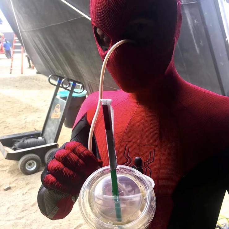 Tom Holland mostra como bebe água com a máscara do Homem-Aranha