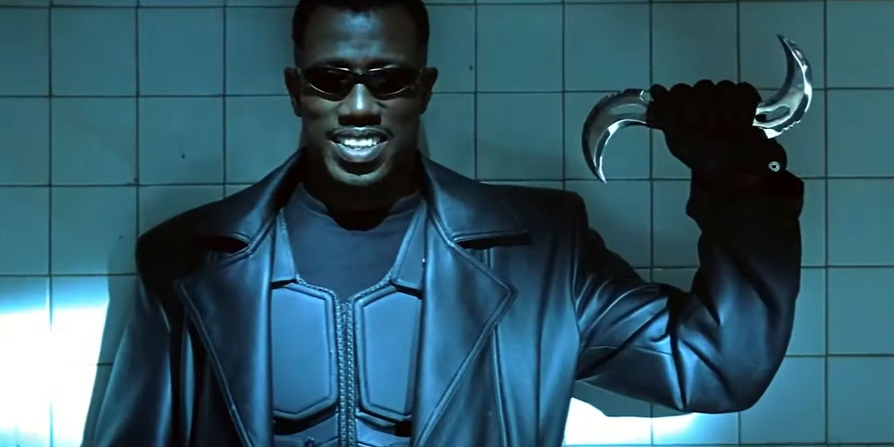Blade readying his razor sharp boomerang with a grin in Blade 1998