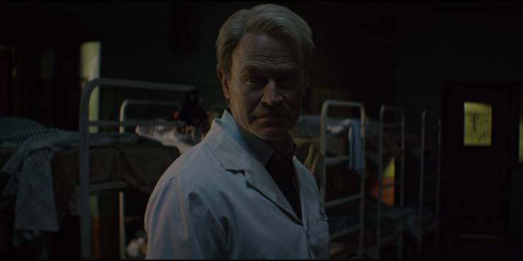 https://static2.srcdn.com/wordpress/wp-content/uploads/2022/02/Neal-McDonough-as-William-Birkin-in-Resident-Evil-Welcome-to-Raccoon-City.jpg?q=50&fit=crop&w=740&h=370&dpr=1.5