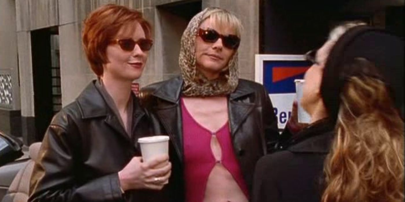 Samantha and Miranda talk to Carrie on the street on SATC