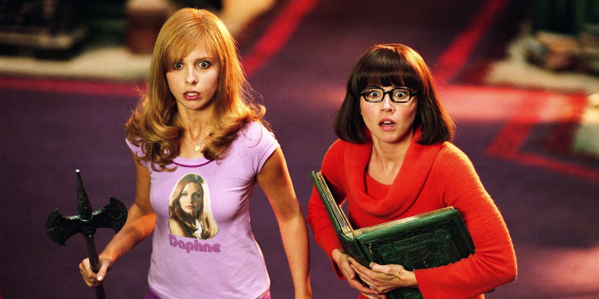 Sarah Michelle Gellar and Linda Cardellini as Daphne and Velma in Scooby Doo