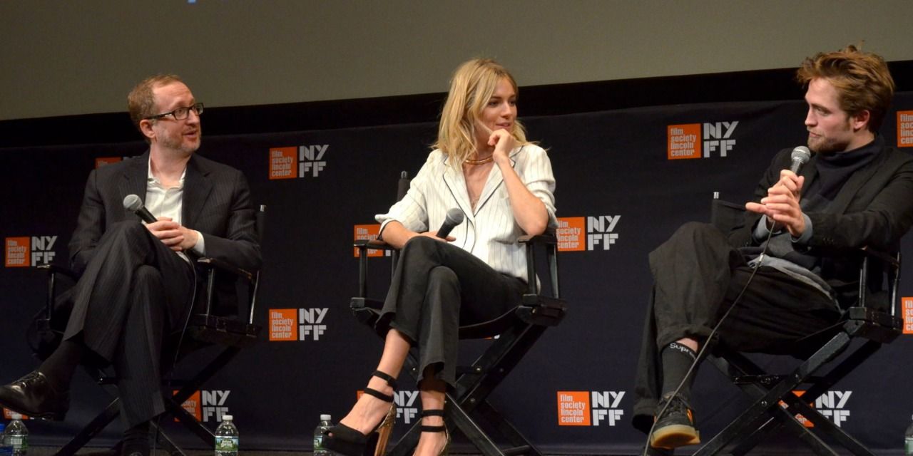 An image of Sienna Miller and Robert Pattinson talking to one another in a press conference