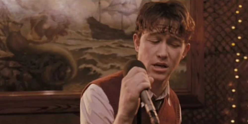 An image of Tom singing in 500 Days of Summer