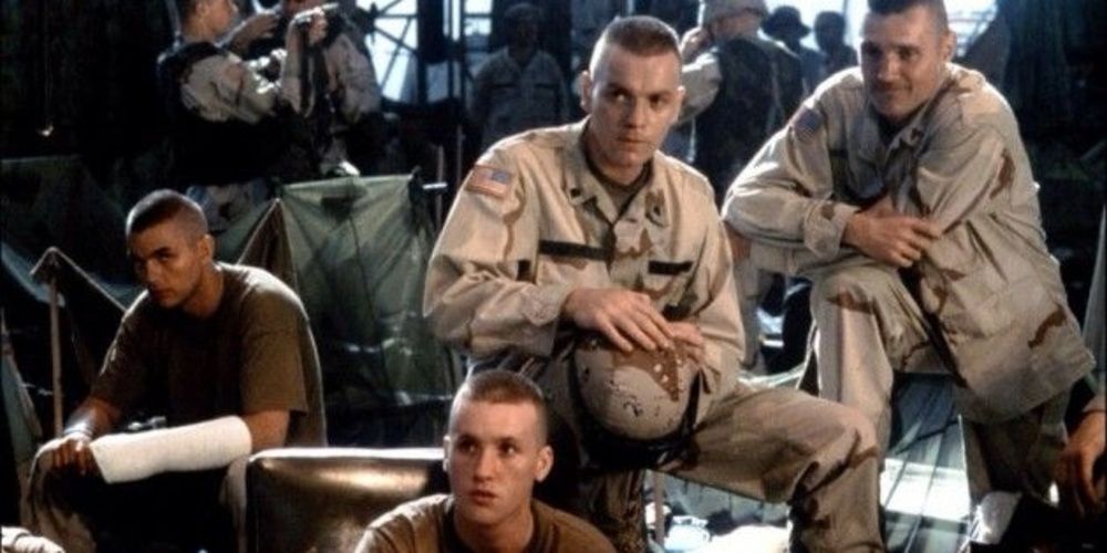 Ewan McGregor with other soldiers in Black Hawk Down Cropped 1