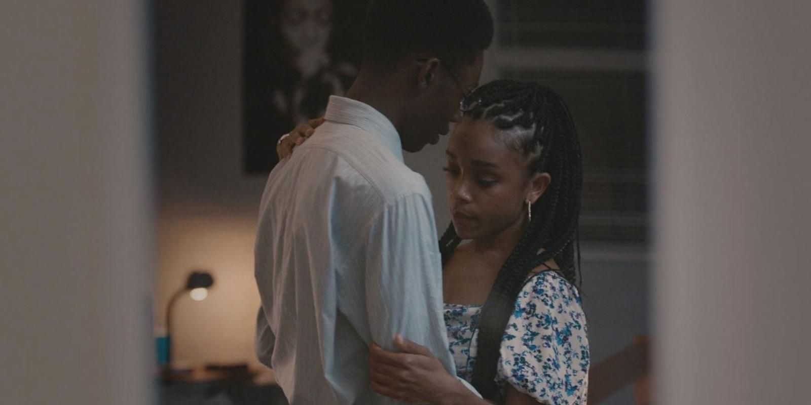 Teens Randall Pearson and Beth Clarke dance in a dorm room in This Is Us