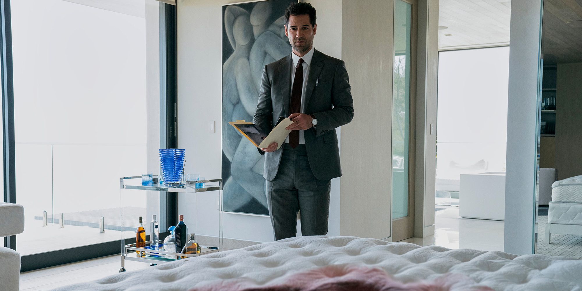 The Lincoln Lawyer Season1 Episode 2 Manuel Garcia Rulfo as Mickey Haller looking at blood stained bed featured